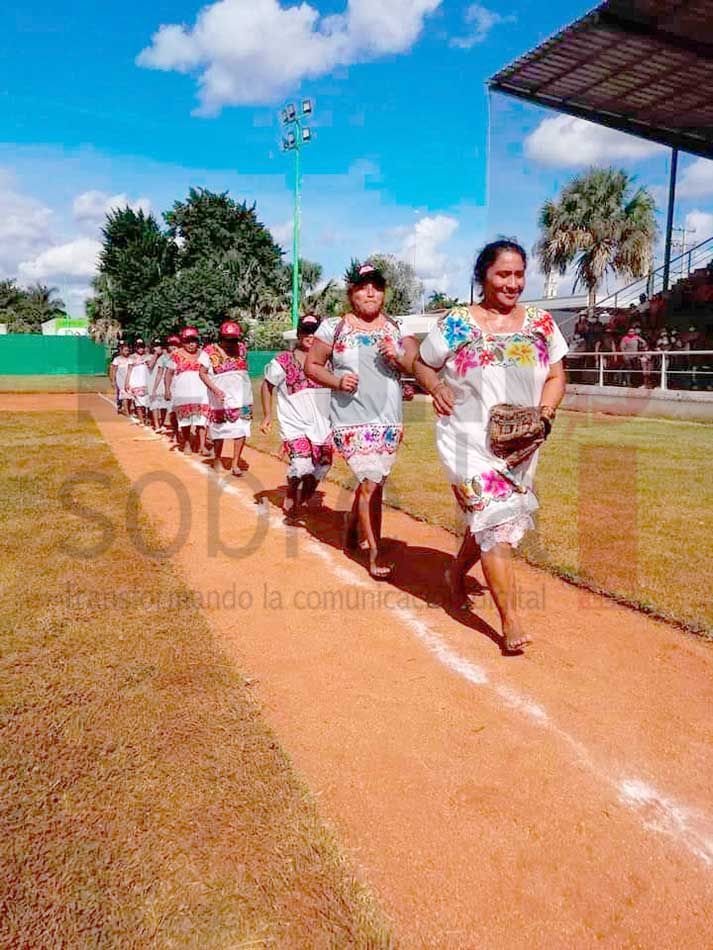 Las Amazonas de huipil y descalzas conquistan el Camino Real