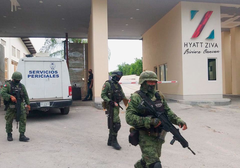 Enfrentamiento entre narcomenudistas con saldo de dos muertos se registró en la playa fuera de hotel en Puerto Morelos; FGE