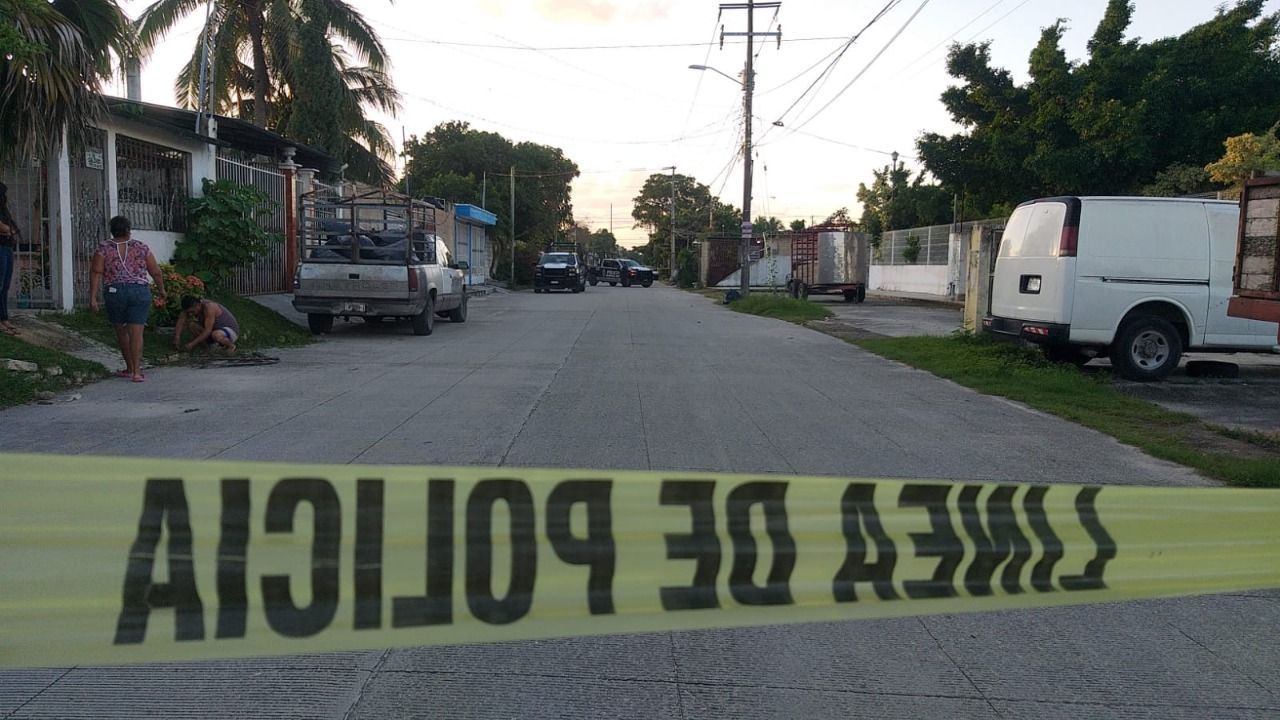Amarrado de las manos, encuentran cuerpo de un hombre en calle de Cancún