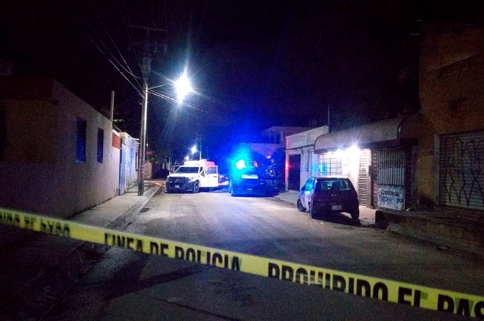Arrojan a un hombre amarrado y con heridas de bala en la cabeza cerca de una primaria