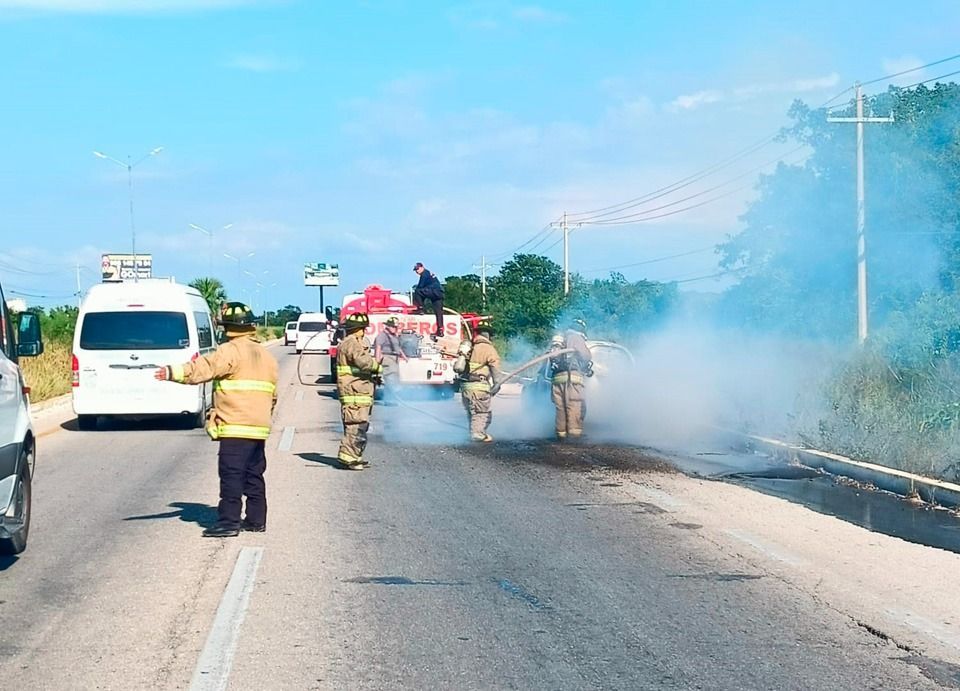 Un vehículo, consumido por las llamas en la carretera federal 307