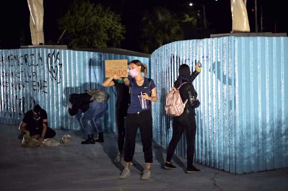 Con nuevos destrozos al Palacio Municipal de Cancún, inician movilizaciones de feministas