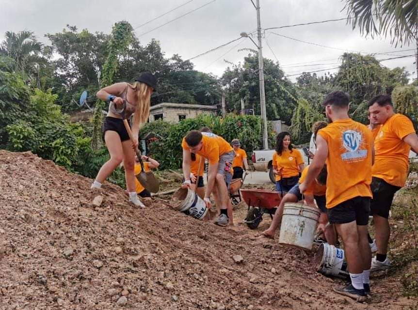 Edil de Puerto Morelos destaca labor social de voluntarios estadounidenses en Leona Vicario