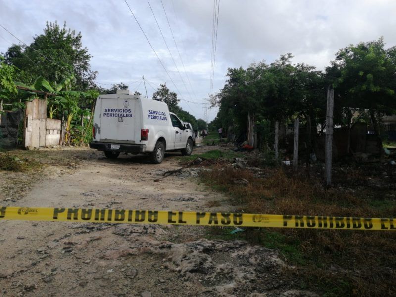 Asesinan a mujer y abandonan su cuerpo en zona invasión de Playa del Carmen