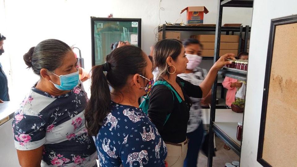 Promueven en mujeres de comunidades mayas organizarse para realizar negocios