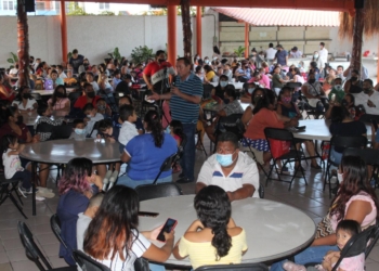 Cientos de personas celebran con Nivardo Mena