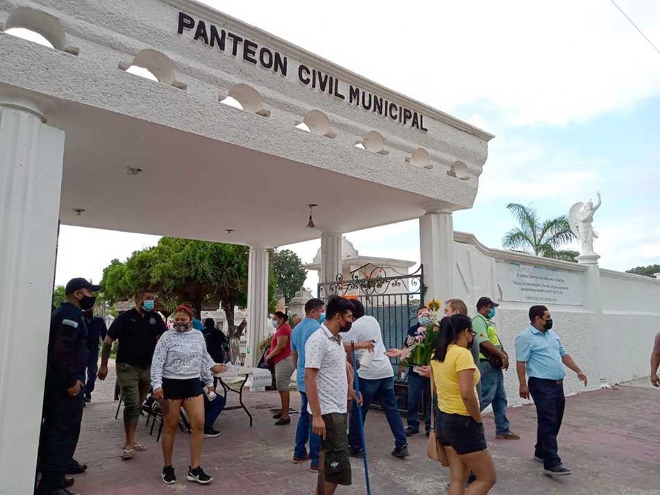 Más de dos mil personas ingresan a Cementerio Cívil de Chetumal en Día de Muertos, pese a restricciones por COVID-19