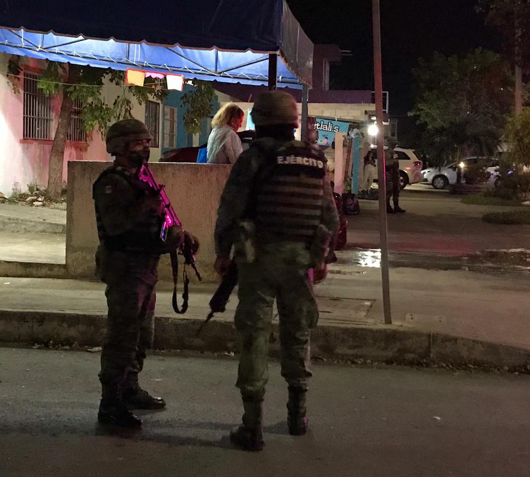 Asesinan a balazos a dos sujetos que estaban en un puesto de hamburguesas