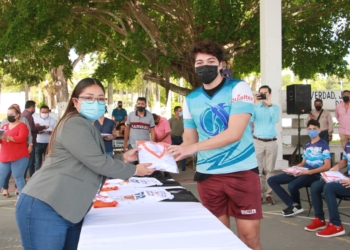 El ayuntamiento de la transformación apoyó con uniformes a jóvenes atletas para competencias estatales