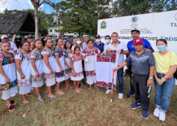 Gestiona Marciano Dzul con empresarios uniformes para liga de béisbol #zonamaya
