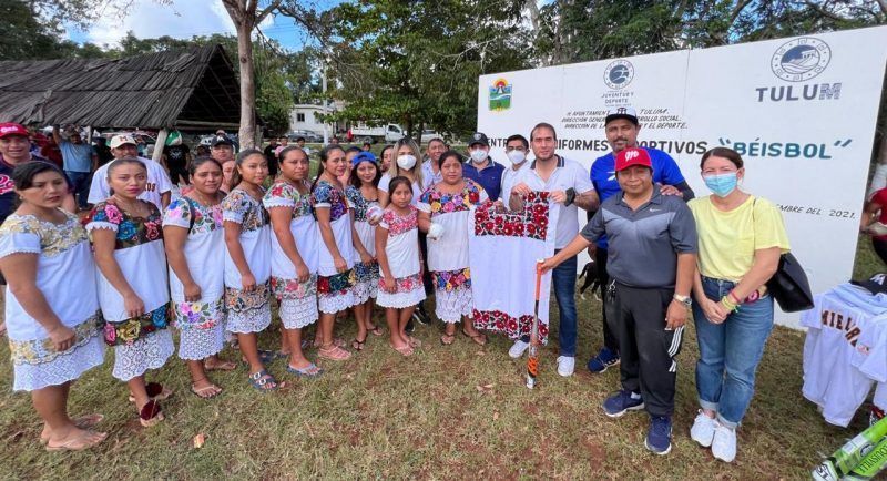 Gestiona Marciano Dzul con empresarios uniformes para liga de béisbol #zonamaya
