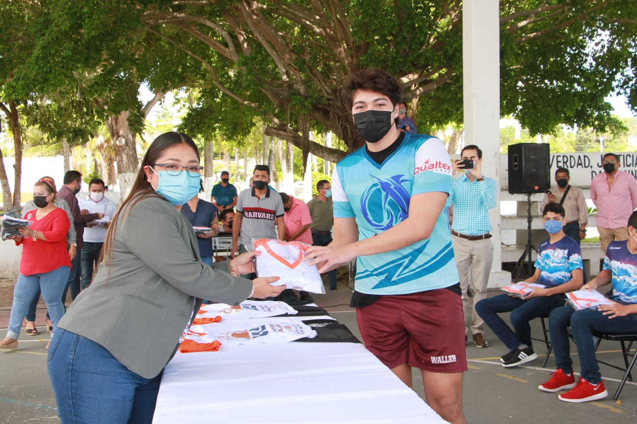 El ayuntamiento de la transformación apoyó con uniformes a jóvenes atletas para competencias estatales