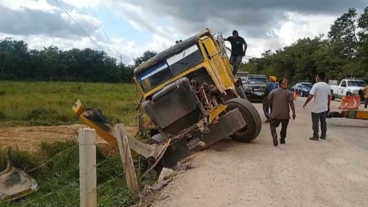 Vuelca, tras orillarse demasiado