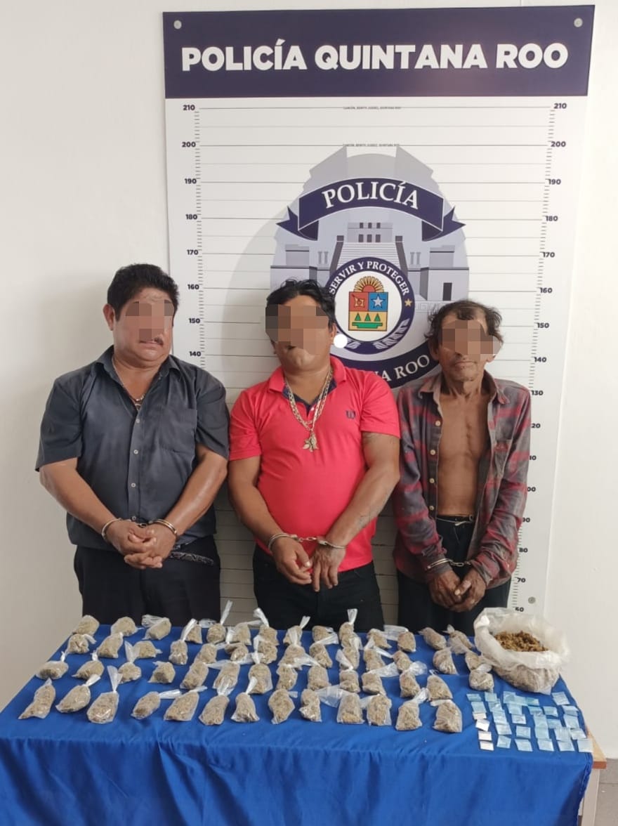 Detienen volquete en Cancún, conductor llevaba más de 50 dosis de drogas
