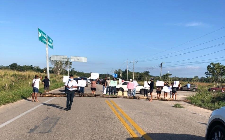Piden justicia en Calotmul; bloquean vía por liberación del responsable de una muerte
