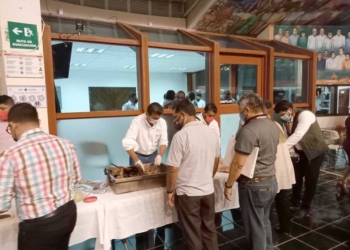 Alcalde de Bacalar prepara y sirve sus famosos “tacos” en los pasillos del Congreso del Estado