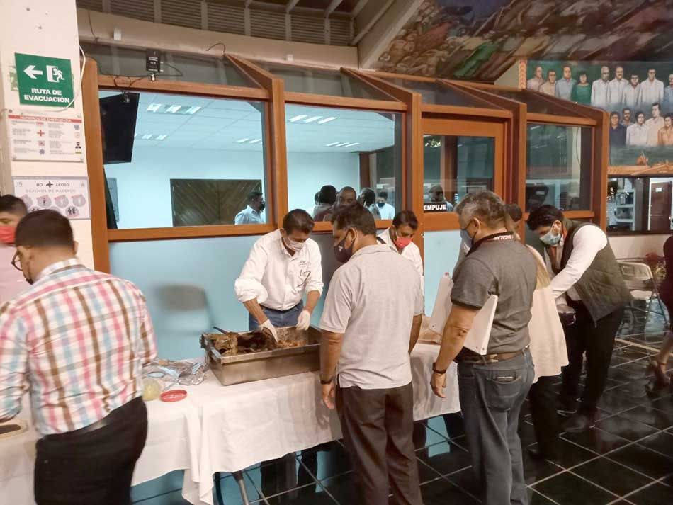 Alcalde de Bacalar prepara y sirve sus famosos “tacos” en los pasillos del Congreso del Estado