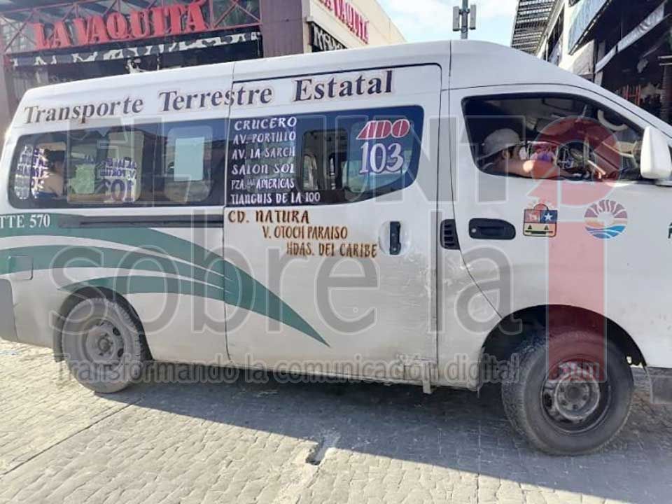 Camioneta del transporte público circulaba por la banqueta en “corazón” de la zona hotelera de Cancún