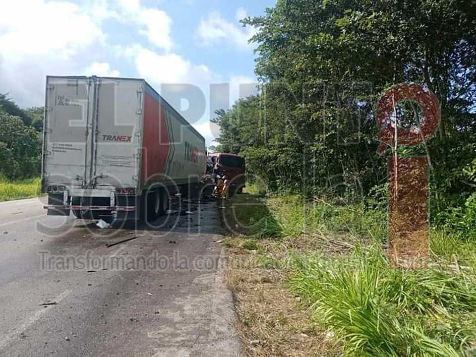 Colisión entre tráiler y autobús de turismo deja dos lesionados en Othón P. Blanco