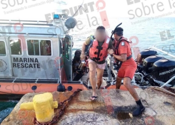 Secretaría de Marina rescata a tripulantes de embarcación turística a punto de hundirse en Cozumel