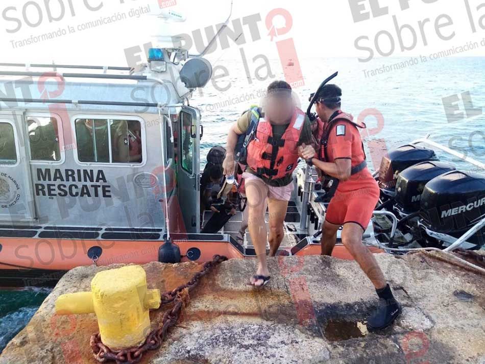 Secretaría de Marina rescata a tripulantes de embarcación turística a punto de hundirse en Cozumel