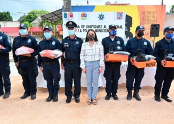 Ayuntamiento de Felipe Carrillo Puerto entrega más de 270 uniformes a sus policías
