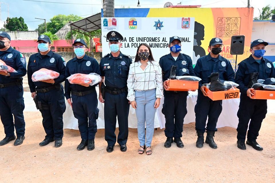 Ayuntamiento de Felipe Carrillo Puerto entrega más de 270 uniformes a sus policías