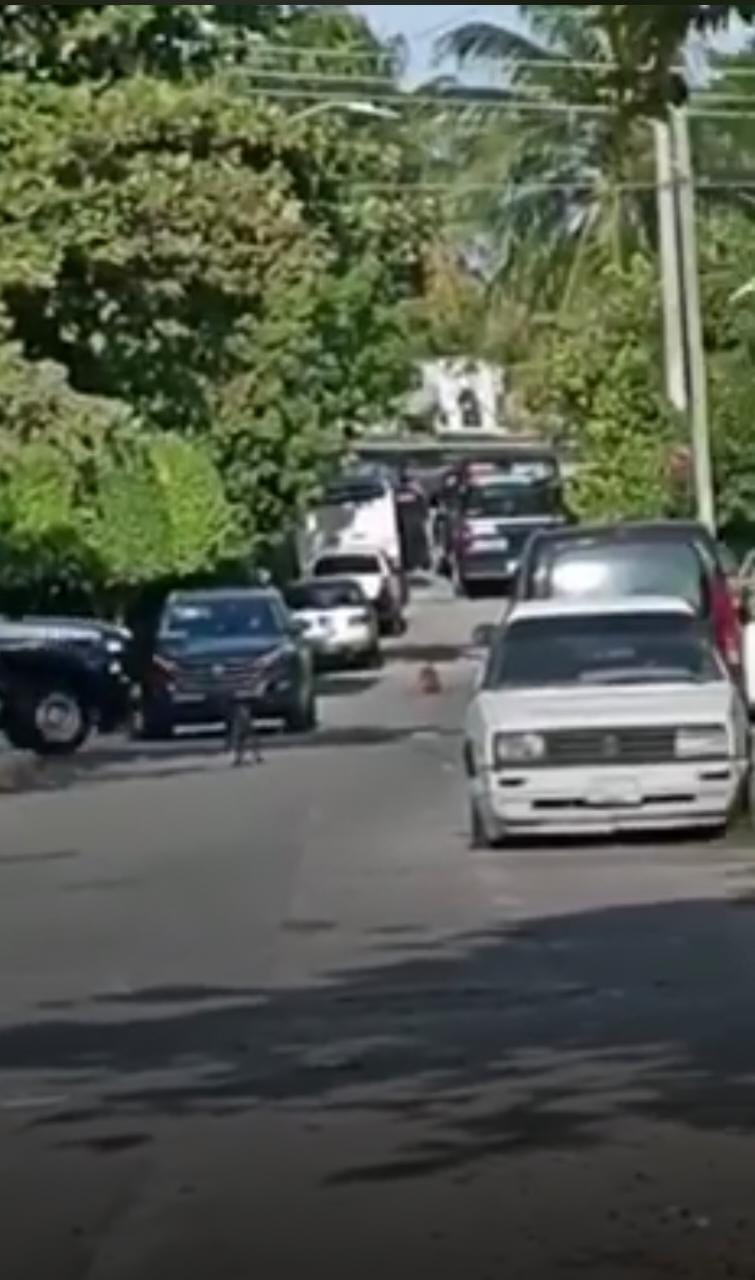 Persecución termina con 3 personas detenidas