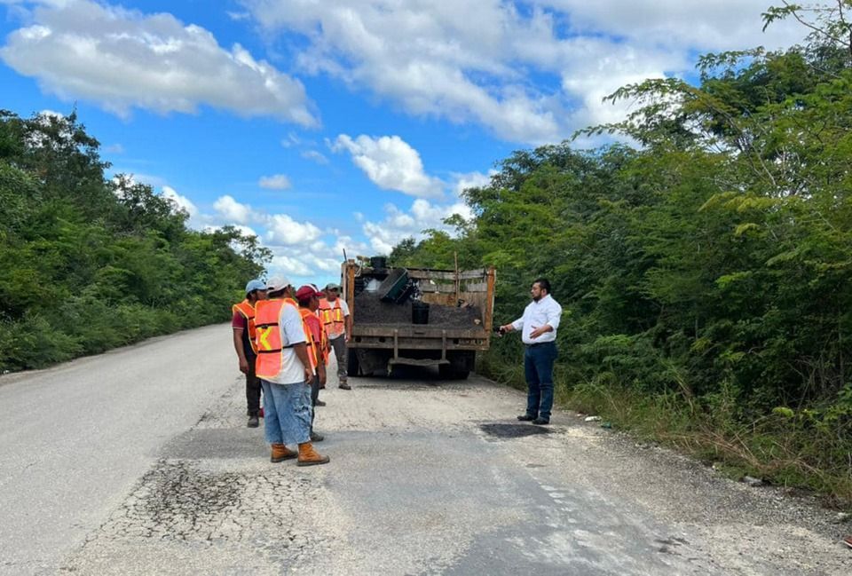 Inician remozamiento de vía que conduce a punto de cruce con Holbox
