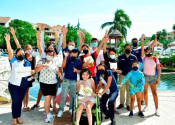 Inolvidable jornada de jóvenes para atletas al nadar con delfines