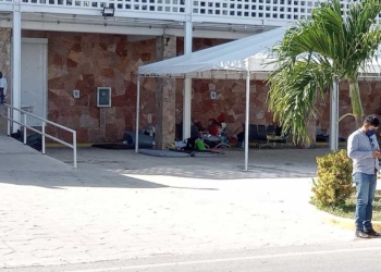 Migrantes haitianos reciben atención médica antes de trasladarlos de Chetumal a Cancún