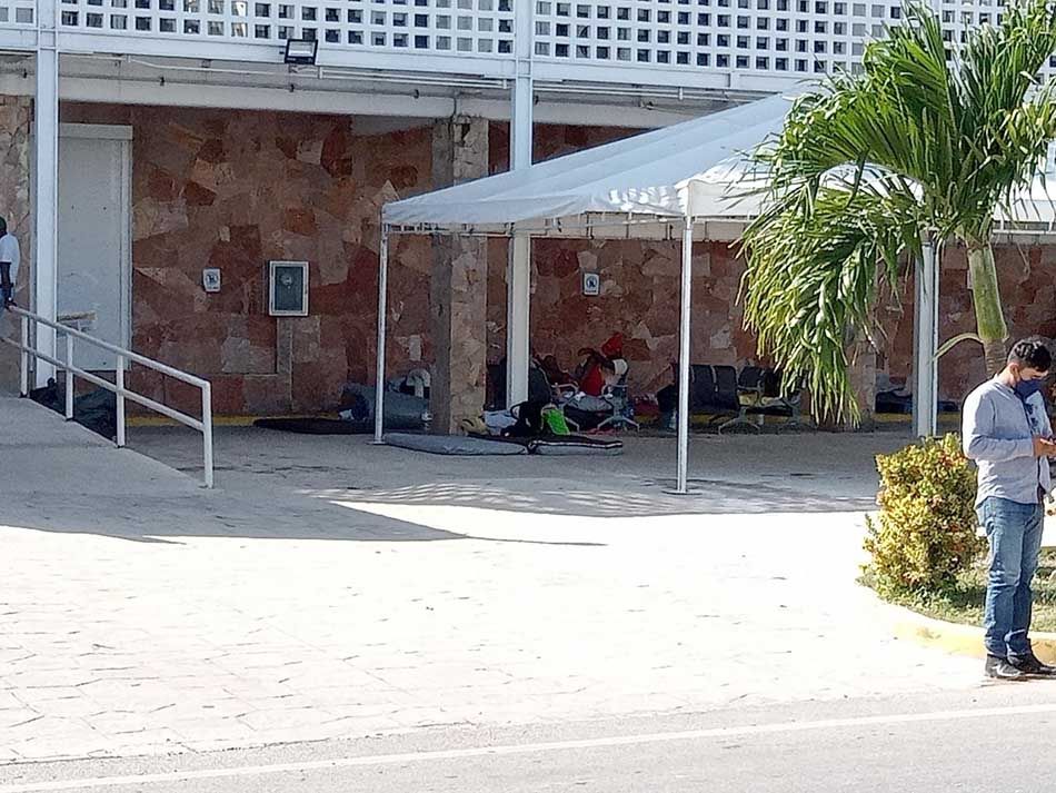 Migrantes haitianos reciben atención médica antes de trasladarlos de Chetumal a Cancún