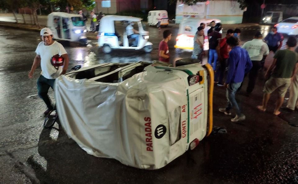 Mototaxista no respeta la señal de alto y envía al hospital a una mujer que circulaba en moto