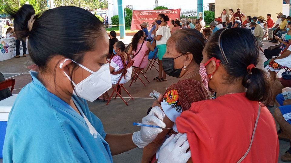 Aplica SESA esquema básico de vacunación y de influenza en grupos vulnerables de tres municipios