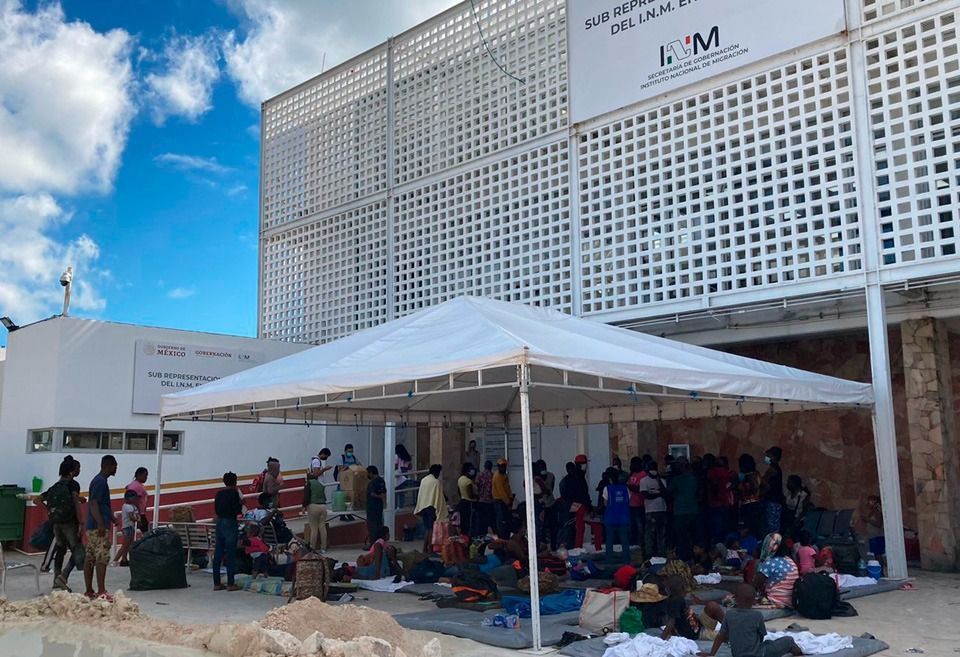 Segundo contingente de haitianos llega a instalaciones migratorias de Chetumal