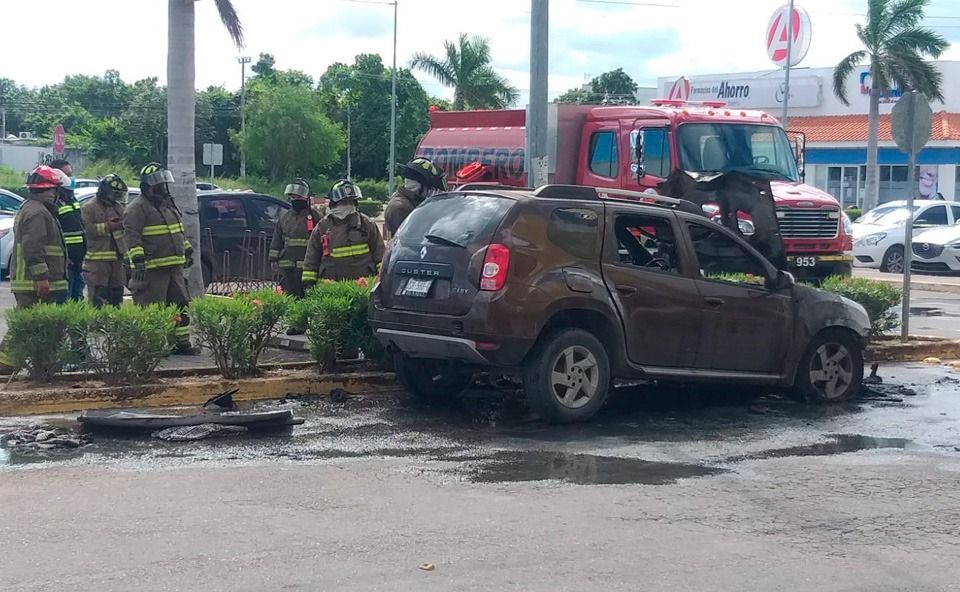 Una camioneta se incendia cuando estaba en una plaza comercial