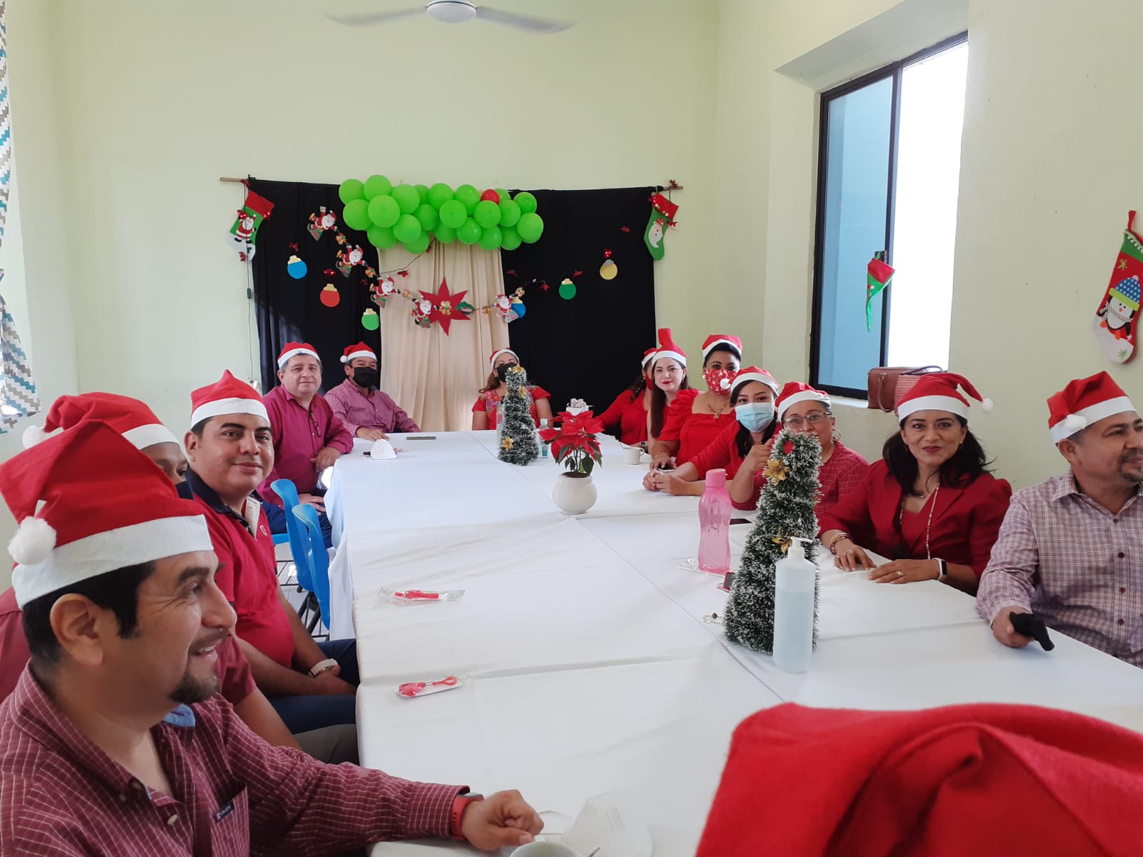 Convivio navideño de trabajadores de la educación, merecido ante los desafíos que han enfrentado