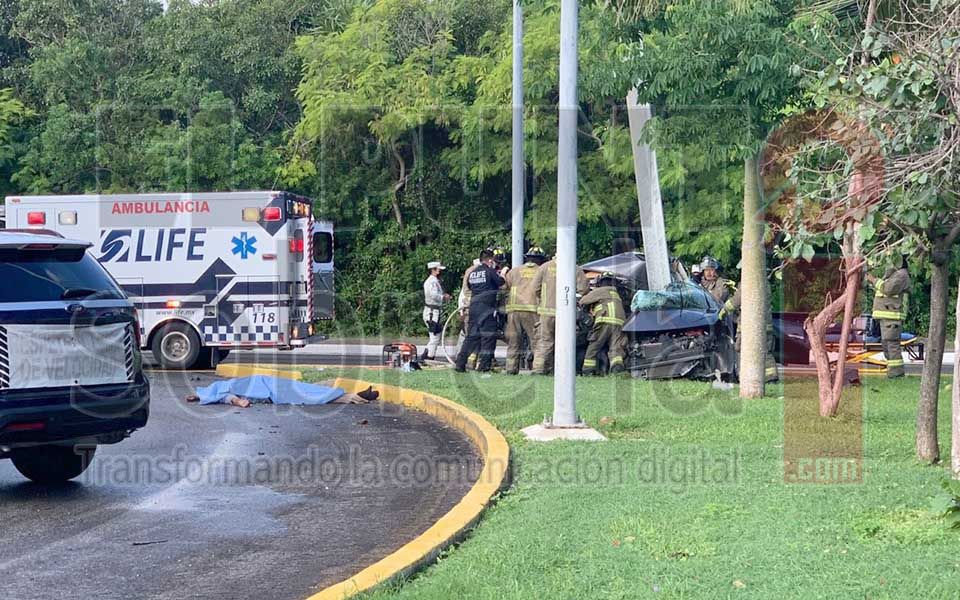 Al menos un muerto deja un encontronazo con un poste en la zona hotelera de Cancún