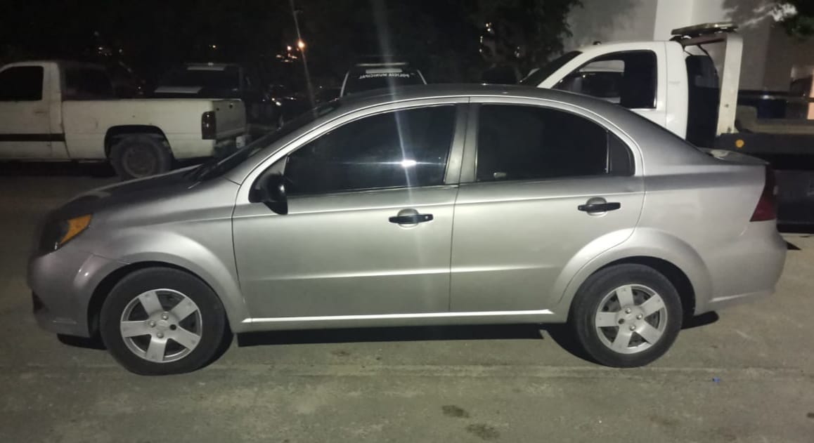 Policías detienen en Playa del Carmen a sujetos armados que viajaban en automóvil robado
