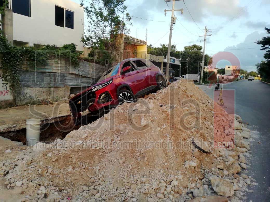 Una automovilista, cerca de irse dentro de una zanja en Cancún