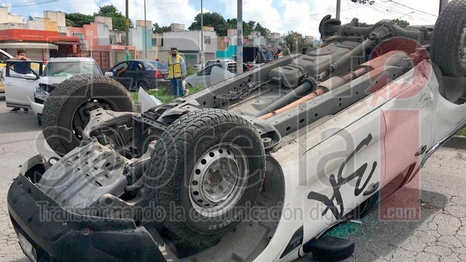 Sin lesionados y camioneta con las llantas arriba a causa de aparatosa colisión en Cancún