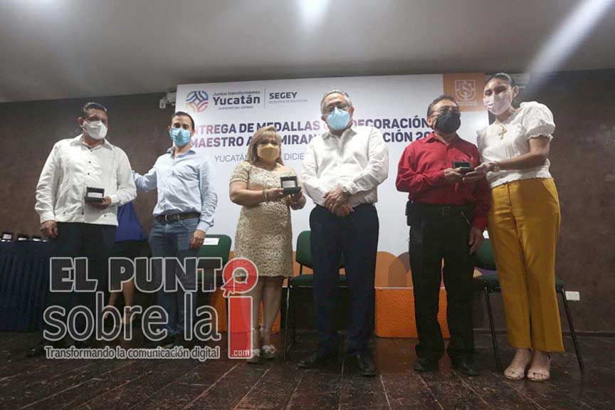 Condecoración “Maestro Altamirano” reconoció a docentes yucatecos con 40 años de servicio