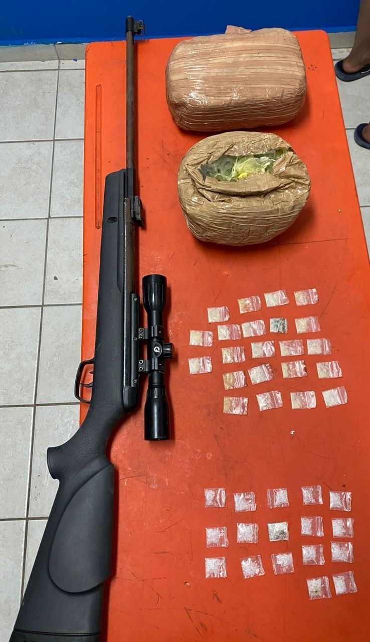 Detienen a pareja en fraccionamiento irregular de Playa del Carmen, llevaban un arma y drogas