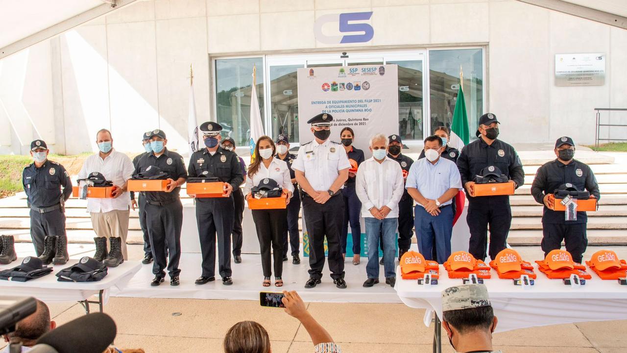 Policía de #Tulum recibe equipamiento en el marco de la Coordinación de Acciones Policiales con la SSP