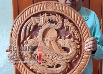 Artista plástico maya presenta su más reciente obra tallada en madera