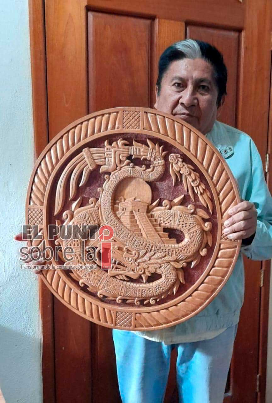 Artista plástico maya presenta su más reciente obra tallada en madera