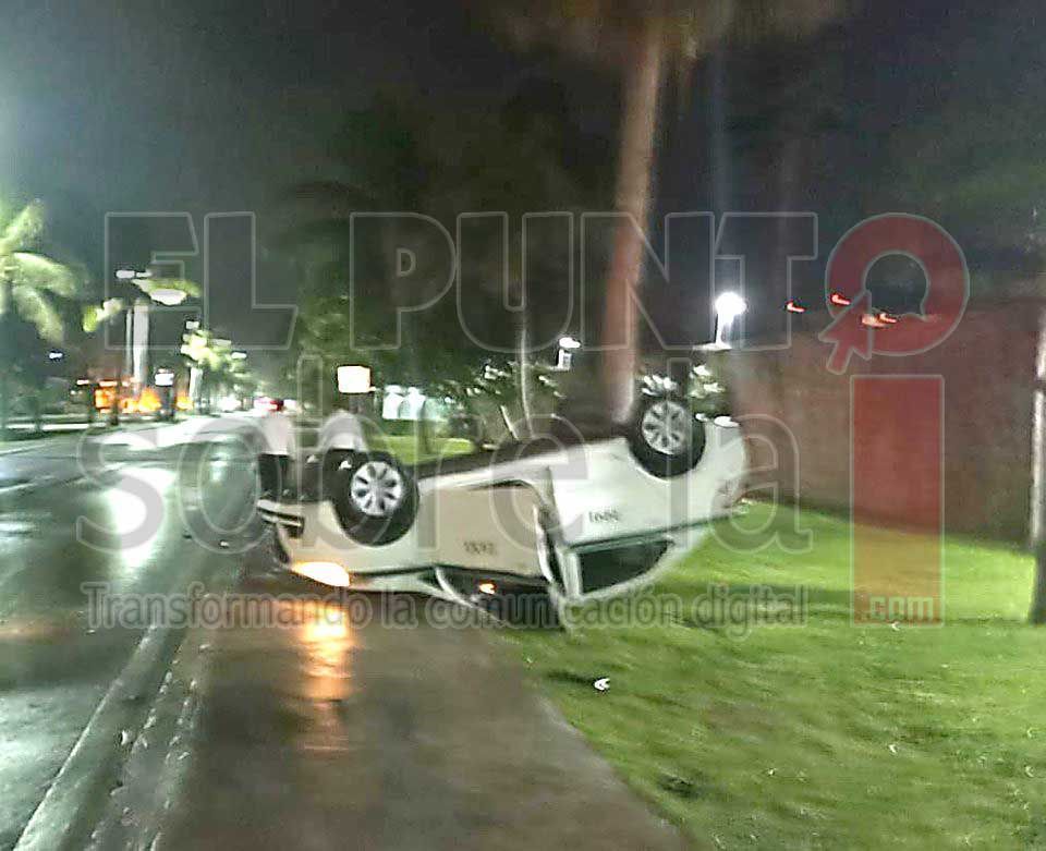 Con las llantas arriba acaba un taxi al ser colisionado