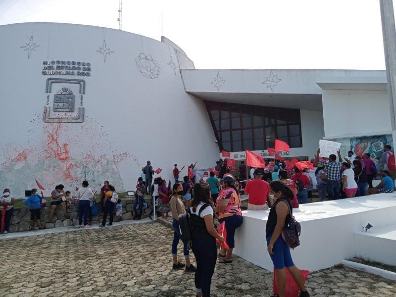 Antorchistas se manifiestan en Congreso de Q.Roo; piden ser incluidos en paquete de obras 2022