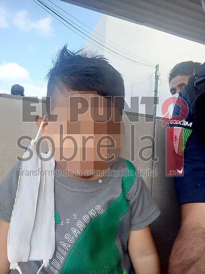 Un policía ayuda a localizar a un niño, de tres años de edad, extraviado