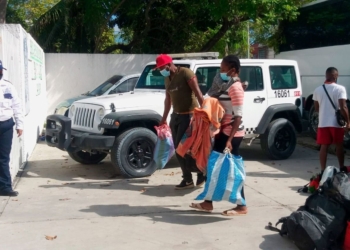 Llegan a Cancún los primeros grupos de migrantes de la caravana de haitianos